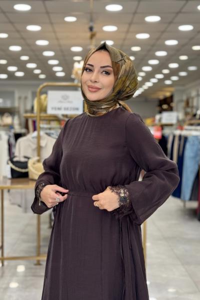 32466 Eteği Dantel Beli Büzgülü Elbise Kahve