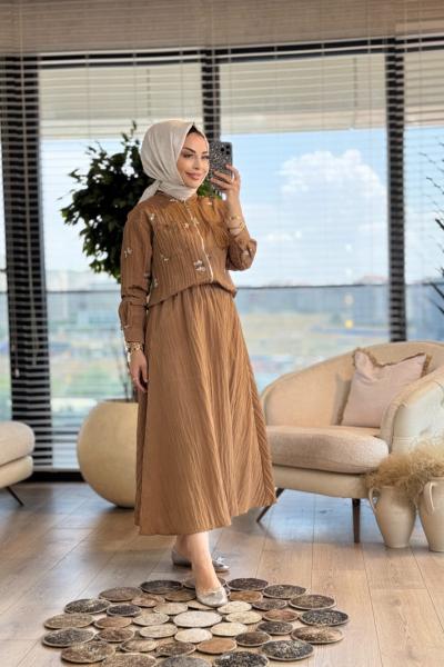 71079 Üstü Çiçek Nakışlı Etekli Takım Camel